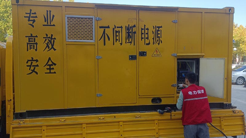 崇信柴油发电机组和UPS电源配合使用时，如何避免切换过程中的电力中断？